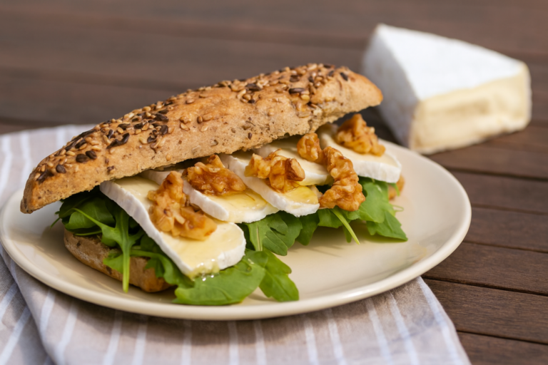 Broodje brie met walnoten en honing