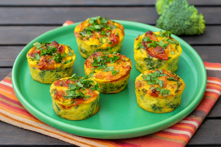Hartige eimuffins met broccoli en cheddar