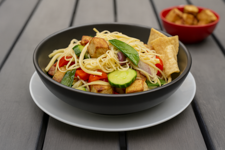 Mihoen met tofu, wokgroente en sesam-sojasaus