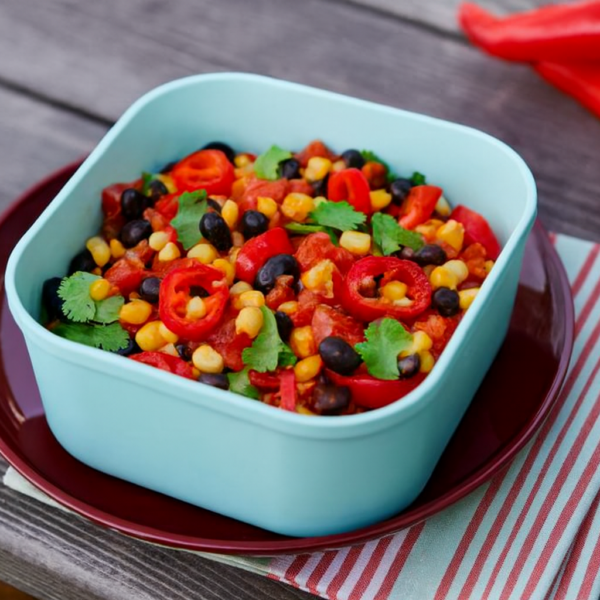 Zwarte bonensalade met maïs en paprika