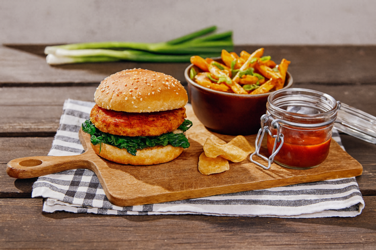 Burger met pompoen-tijmburger, spinazie en zoete aardappelfriet