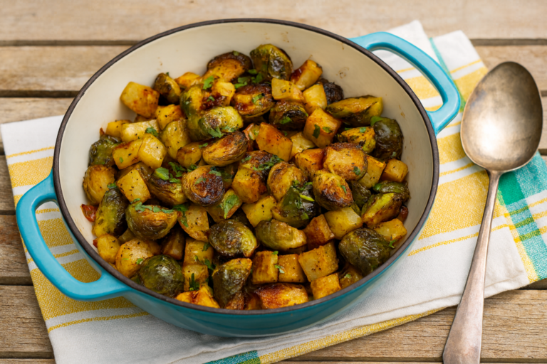 Eenpansgerecht met spruitjes en bakaardappeltjes