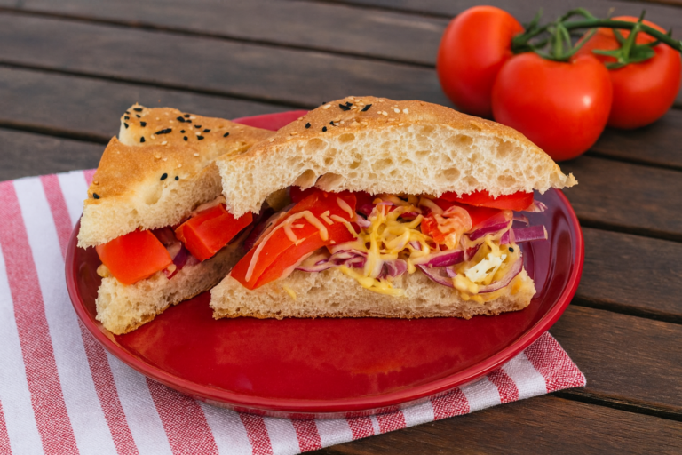 Turks brood met kaas, tomaat en ui